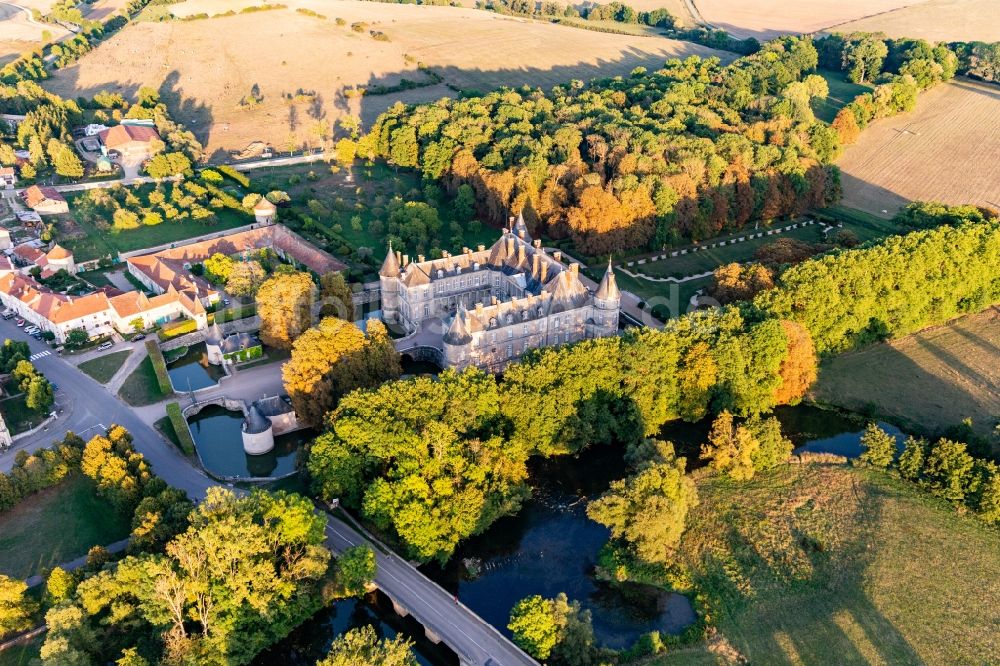 Luftaufnahme Haroue - Wassergraben und Park des Wasserschloß Schloss Château d'Haroué in Haroue in Grand Est, Frankreich