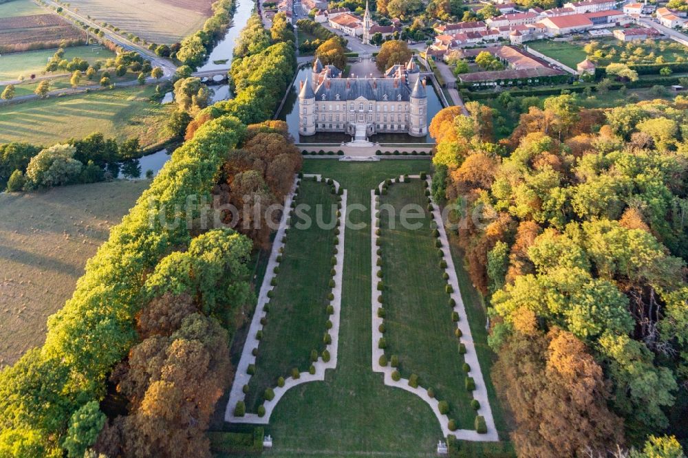Haroue von oben - Wassergraben und Park des Wasserschloß Schloss Château d'Haroué in Haroue in Grand Est, Frankreich