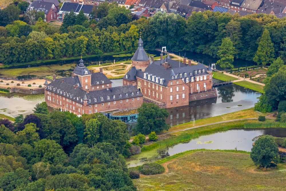 Luftaufnahme Isselburg - Wassergraben und Parkanlagen am Wasserschloß Anholt in Isselburg im Bundesland Nordrhein-Westfalen, Deutschland
