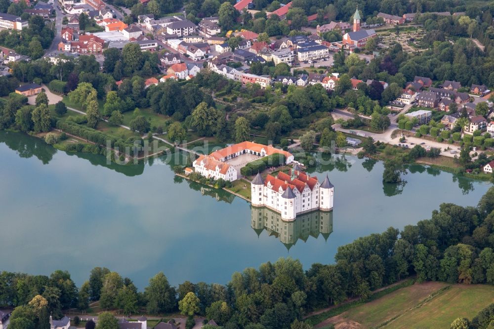 Luftaufnahme Glücksburg - Wassergraben mit Renaissancewasserschloss am Schlossteich in Glücksburg (Ostsee) im Bundesland Schleswig-Holstein