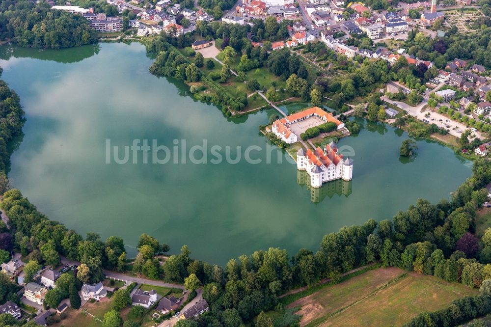Glücksburg von oben - Wassergraben mit Renaissancewasserschloss am Schlossteich in Glücksburg (Ostsee) im Bundesland Schleswig-Holstein