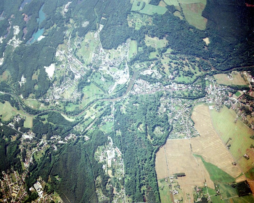 Luftaufnahme Bad Muskau - Wassergraben mit Wasserschloß - Schloss Bad Muskau an der Schloßstraße in Bad Muskau im Bundesland Sachsen, Deutschland