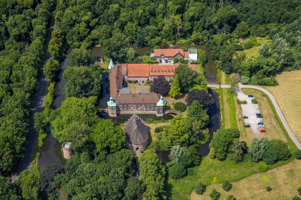 Luftaufnahme Castrop-Rauxel - Wassergraben mit Wasserschloß Schloss Bladenhorst in Castrop-Rauxel im Bundesland Nordrhein-Westfalen, Deutschland