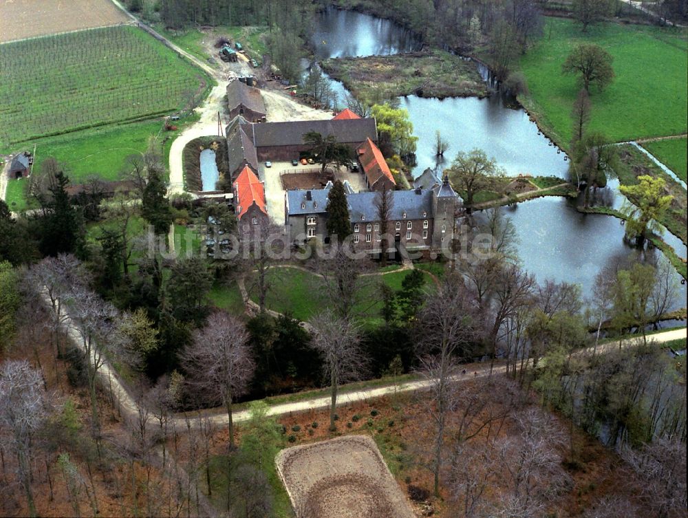 Luftaufnahme Neukirchen-Vluyn - Wassergraben mit Wasserschloß Schloss Bloemersheim in Neukirchen-Vluyn im Bundesland Nordrhein-Westfalen