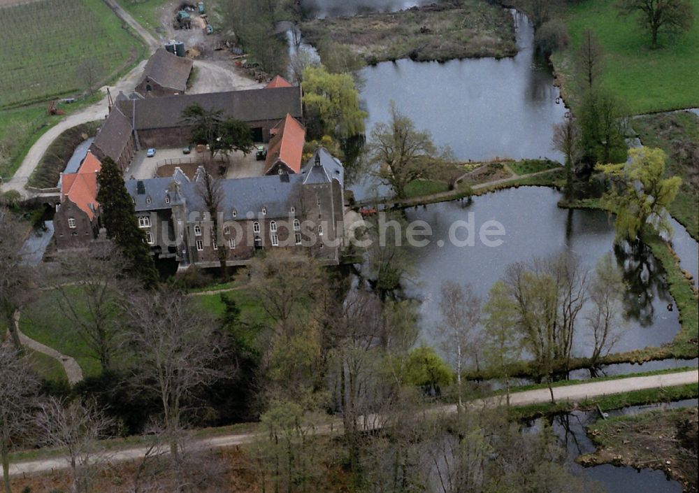 Neukirchen-Vluyn von oben - Wassergraben mit Wasserschloß Schloss Bloemersheim in Neukirchen-Vluyn im Bundesland Nordrhein-Westfalen