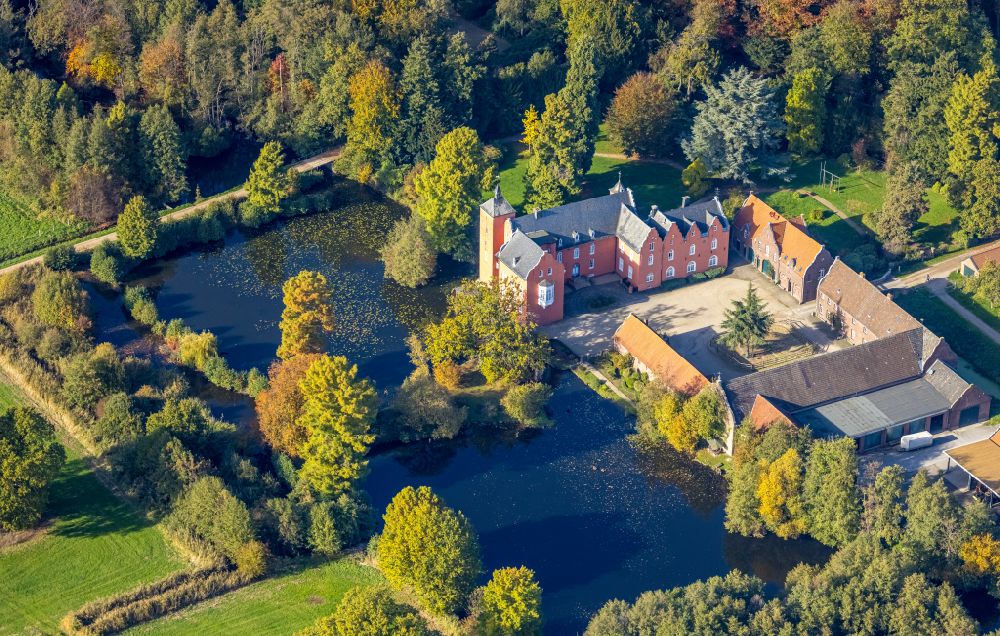 Luftbild Neukirchen-Vluyn - Wassergraben mit Wasserschloß Schloss Bloemersheim in Neukirchen-Vluyn im Bundesland Nordrhein-Westfalen