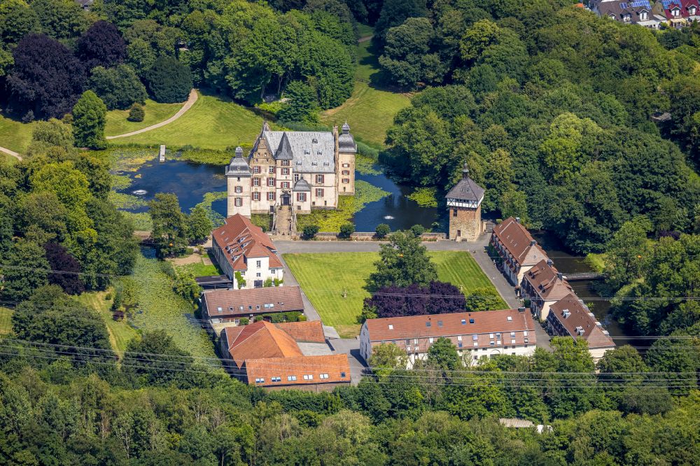 Bodelschwingh von oben - Wassergraben mit Wasserschloss Schloss Bodelschwingh in Bodelschwingh im Bundesland Nordrhein-Westfalen, Deutschland