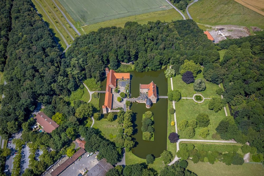 Luftaufnahme Havixbeck - Wassergraben mit Wasserschloß Schloss Burg Hülshoff in Havixbeck im Bundesland Nordrhein-Westfalen, Deutschland