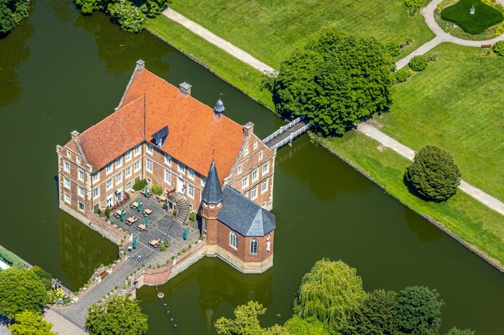 Havixbeck von oben - Wassergraben mit Wasserschloß Schloss Burg Hülshoff in Havixbeck im Bundesland Nordrhein-Westfalen, Deutschland