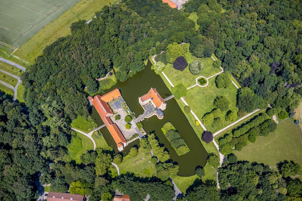 Luftbild Havixbeck - Wassergraben mit Wasserschloß Schloss Burg Hülshoff in Havixbeck im Bundesland Nordrhein-Westfalen, Deutschland