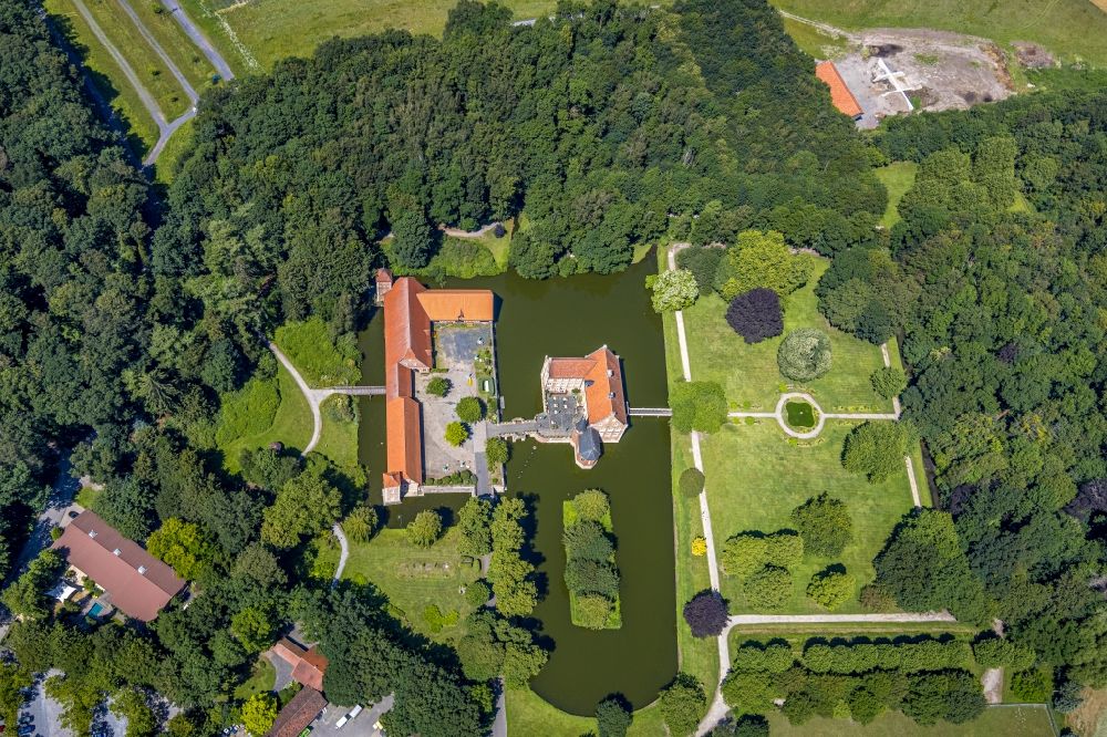 Luftaufnahme Havixbeck - Wassergraben mit Wasserschloß Schloss Burg Hülshoff in Havixbeck im Bundesland Nordrhein-Westfalen, Deutschland