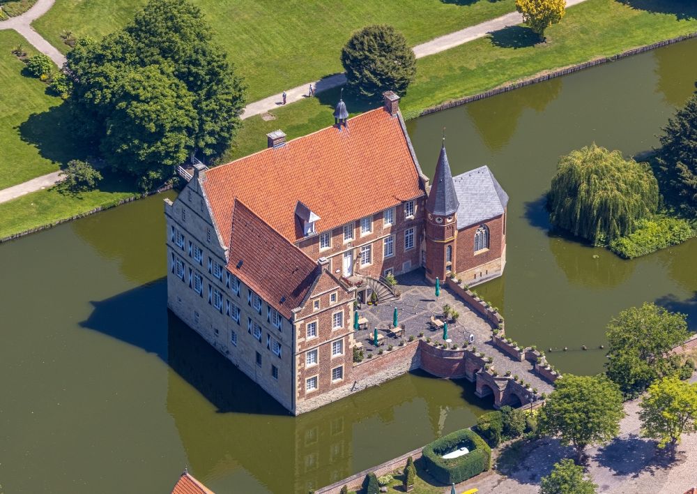 Havixbeck von oben - Wassergraben mit Wasserschloß Schloss Burg Hülshoff in Havixbeck im Bundesland Nordrhein-Westfalen, Deutschland