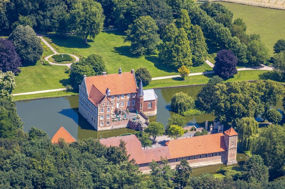 Havixbeck aus der Vogelperspektive: Wassergraben mit Wasserschloß Schloss Burg Hülshoff in Havixbeck im Bundesland Nordrhein-Westfalen, Deutschland