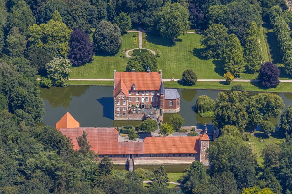 Luftbild Havixbeck - Wassergraben mit Wasserschloß Schloss Burg Hülshoff in Havixbeck im Bundesland Nordrhein-Westfalen, Deutschland