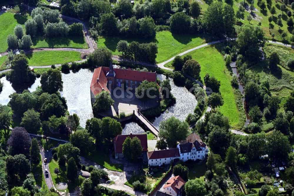 Lüdinghausen aus der Vogelperspektive: Wassergraben mit Wasserschloß Schloss Burg Lüdinghausen in Lüdinghausen im Bundesland Nordrhein-Westfalen, Deutschland