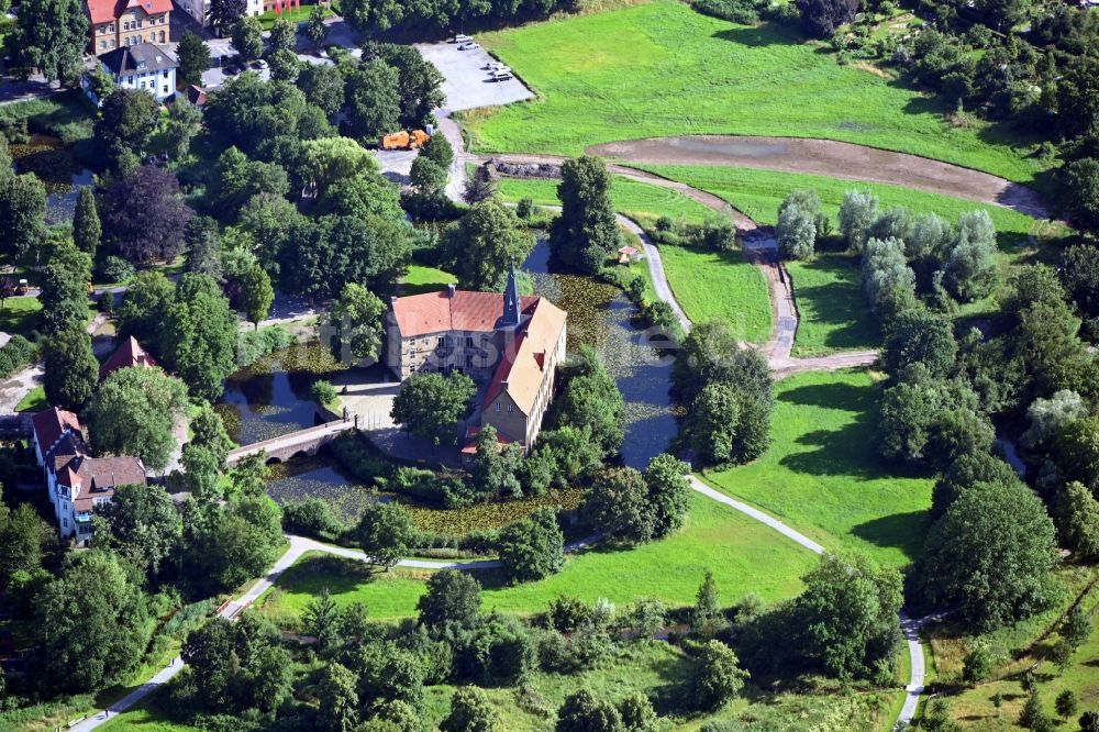 Luftbild Lüdinghausen - Wassergraben mit Wasserschloß Schloss Burg Lüdinghausen in Lüdinghausen im Bundesland Nordrhein-Westfalen, Deutschland