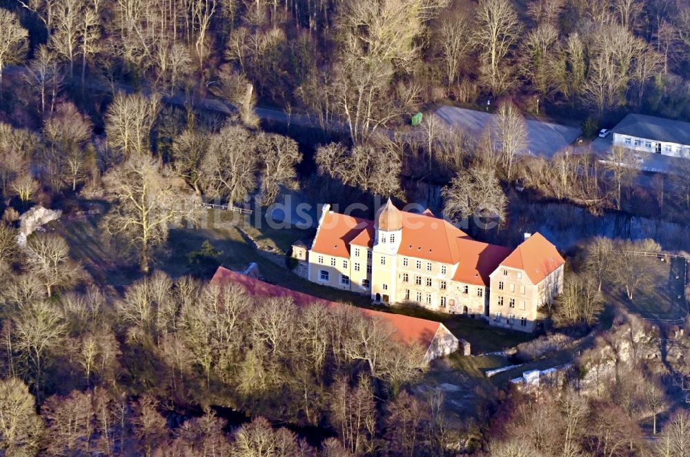 Luftbild Spantekow - Wassergraben mit Wasserschloß Schloss Burg Spantekow in Spantekow im Bundesland Mecklenburg-Vorpommern, Deutschland