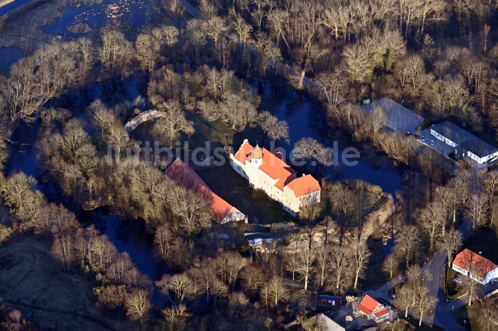 Luftaufnahme Spantekow - Wassergraben mit Wasserschloß Schloss Burg Spantekow in Spantekow im Bundesland Mecklenburg-Vorpommern, Deutschland