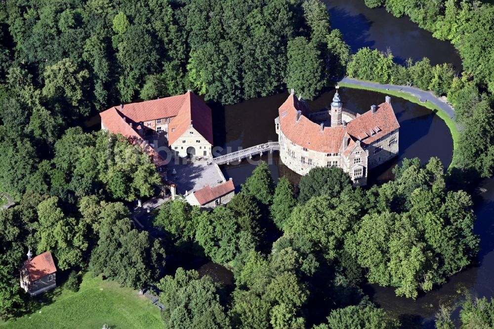Lüdinghausen von oben - Wassergraben mit Wasserschloß Schloss Burg Vischering in Lüdinghausen im Bundesland Nordrhein-Westfalen, Deutschland
