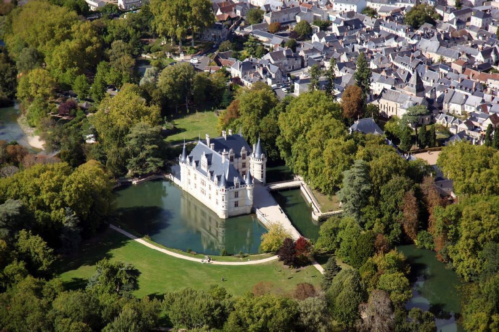 Luftbild Azay le Rideau - Wassergraben mit Wasserschloß Schloss Chateau Azay le Rideau in Azay le Rideau in Centre-Val de Loire, Frankreich