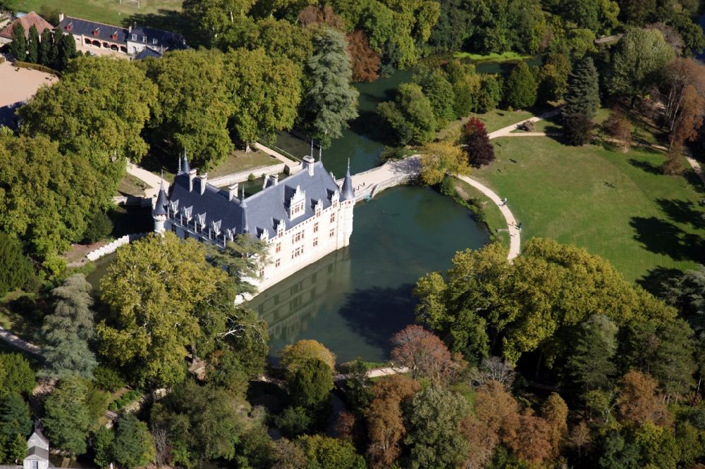 Azay le Rideau aus der Vogelperspektive: Wassergraben mit Wasserschloß Schloss Chateau Azay le Rideau in Azay le Rideau in Centre-Val de Loire, Frankreich