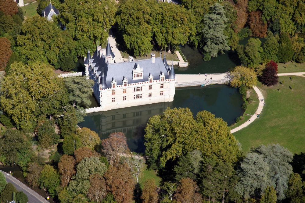 Luftaufnahme Azay le Rideau - Wassergraben mit Wasserschloß Schloss Chateau Azay le Rideau in Azay le Rideau in Centre-Val de Loire, Frankreich