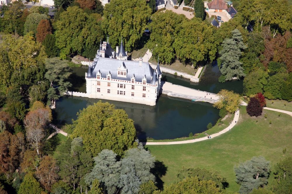 Azay le Rideau von oben - Wassergraben mit Wasserschloß Schloss Chateau Azay le Rideau in Azay le Rideau in Centre-Val de Loire, Frankreich