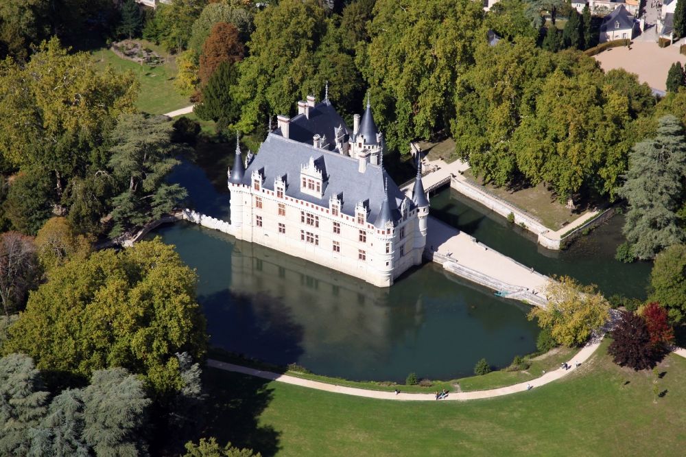 Luftbild Azay le Rideau - Wassergraben mit Wasserschloß Schloss Chateau Azay le Rideau in Azay le Rideau in Centre-Val de Loire, Frankreich