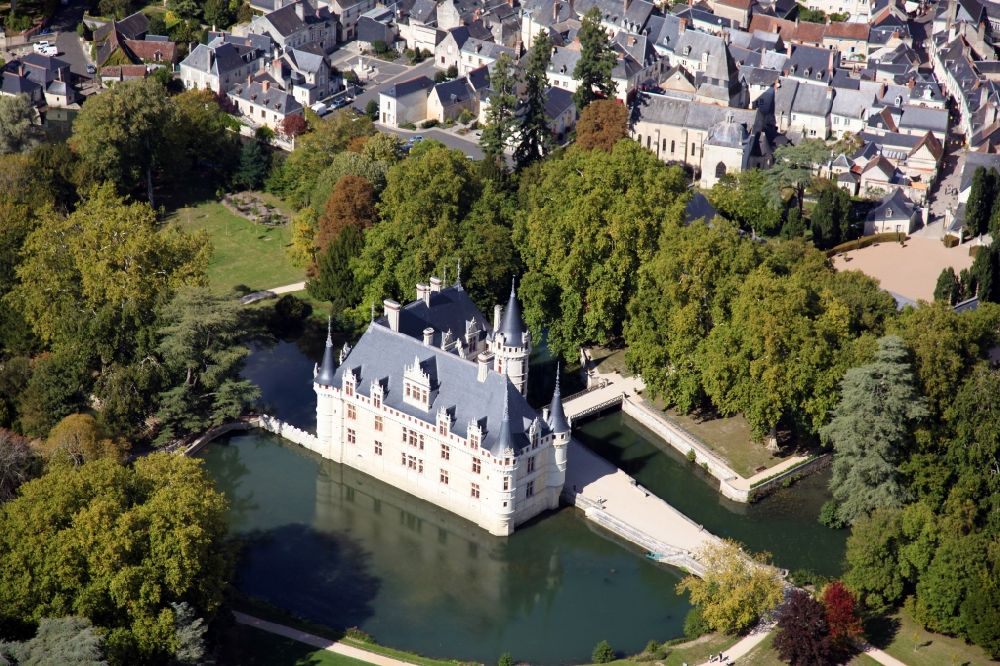 Luftaufnahme Azay le Rideau - Wassergraben mit Wasserschloß Schloss Chateau Azay le Rideau in Azay le Rideau in Centre-Val de Loire, Frankreich