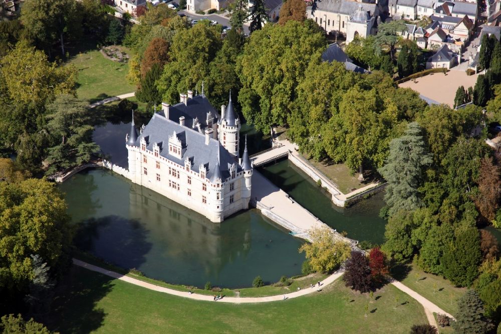Azay le Rideau von oben - Wassergraben mit Wasserschloß Schloss Chateau Azay le Rideau in Azay le Rideau in Centre-Val de Loire, Frankreich