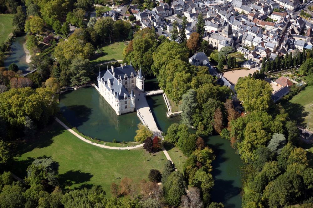 Azay le Rideau aus der Vogelperspektive: Wassergraben mit Wasserschloß Schloss Chateau Azay le Rideau in Azay le Rideau in Centre-Val de Loire, Frankreich