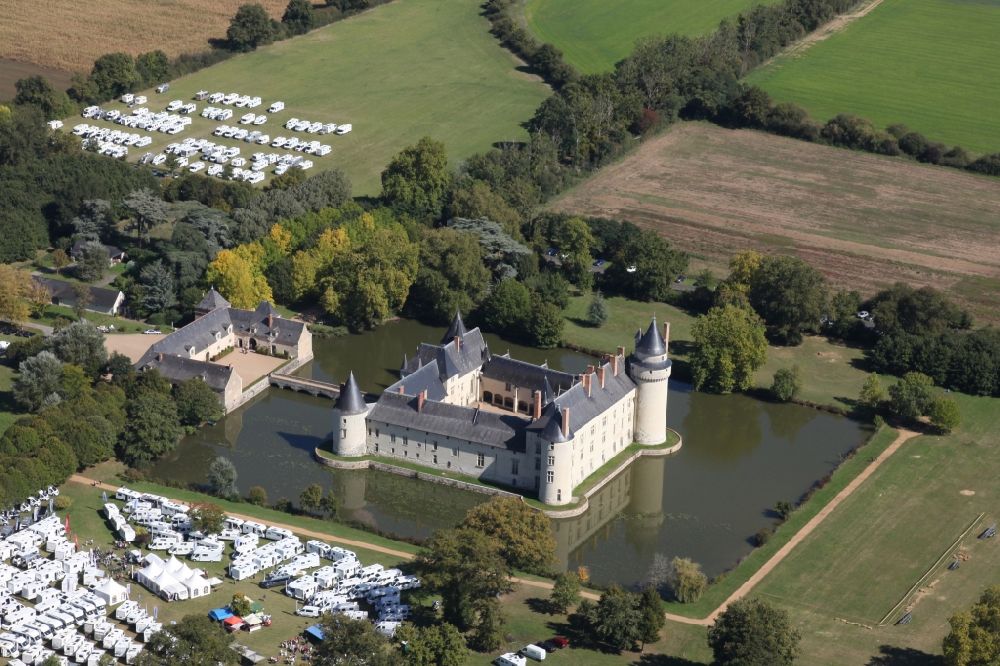 Luftaufnahme Ecuille - Wassergraben mit Wasserschloß Schloss Chateau du Plessis bourre in Ecuille in Pays de la Loire, Frankreich
