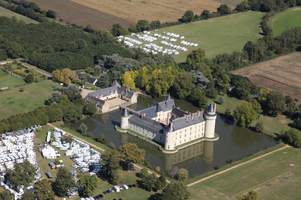 Ecuille aus der Vogelperspektive: Wassergraben mit Wasserschloß Schloss Chateau du Plessis bourre in Ecuille in Pays de la Loire, Frankreich