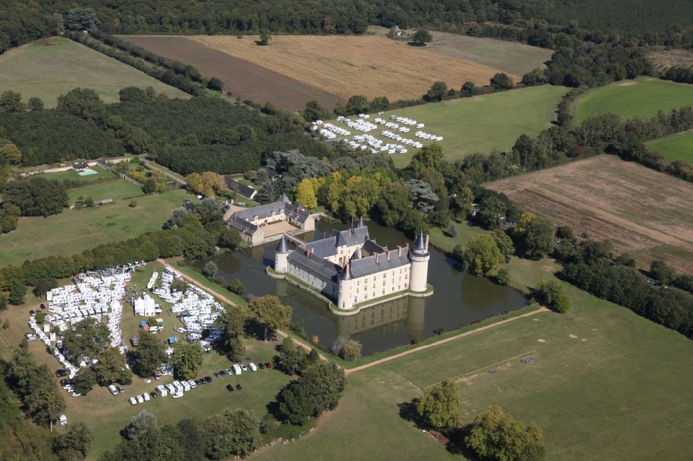 Luftbild Ecuille - Wassergraben mit Wasserschloß Schloss Chateau du Plessis bourre in Ecuille in Pays de la Loire, Frankreich