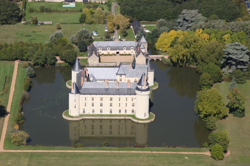 Ecuille von oben - Wassergraben mit Wasserschloß Schloss Chateau du Plessis bourre in Ecuille in Pays de la Loire, Frankreich