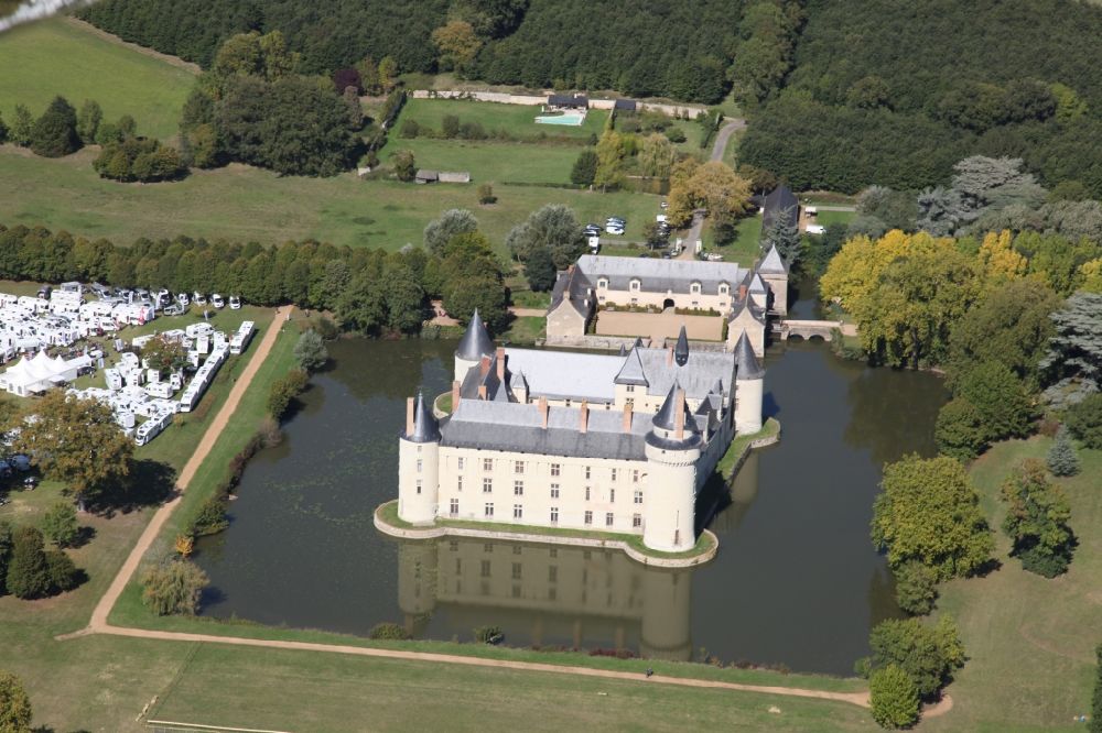 Ecuille aus der Vogelperspektive: Wassergraben mit Wasserschloß Schloss Chateau du Plessis bourre in Ecuille in Pays de la Loire, Frankreich