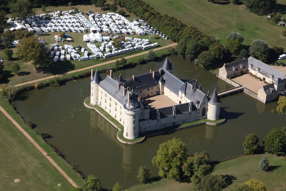 Luftaufnahme Ecuille - Wassergraben mit Wasserschloß Schloss Chateau du Plessis bourre in Ecuille in Pays de la Loire, Frankreich