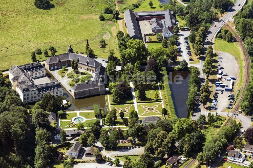 Luftaufnahme Engelskirchen - Wassergraben mit Wasserschloß Schloss Ehreshoven in Engelskirchen im Bundesland Nordrhein-Westfalen, Deutschland