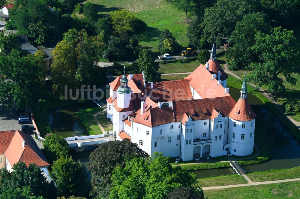 Fürstlich Drehna von oben - Wassergraben mit Wasserschloss Schloss in Fürstlich Drehna im Bundesland Brandenburg, Deutschland