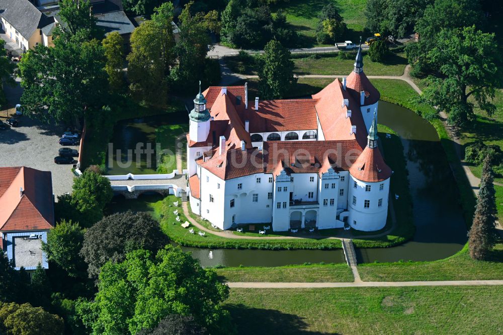 Fürstlich Drehna aus der Vogelperspektive: Wassergraben mit Wasserschloss Schloss in Fürstlich Drehna im Bundesland Brandenburg, Deutschland