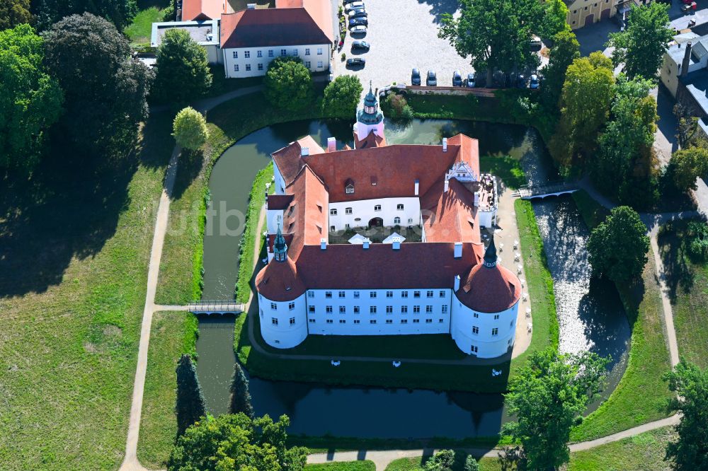 Luftaufnahme Fürstlich Drehna - Wassergraben mit Wasserschloss Schloss in Fürstlich Drehna im Bundesland Brandenburg, Deutschland