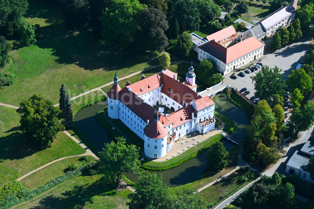 Fürstlich Drehna aus der Vogelperspektive: Wassergraben mit Wasserschloss Schloss in Fürstlich Drehna im Bundesland Brandenburg, Deutschland