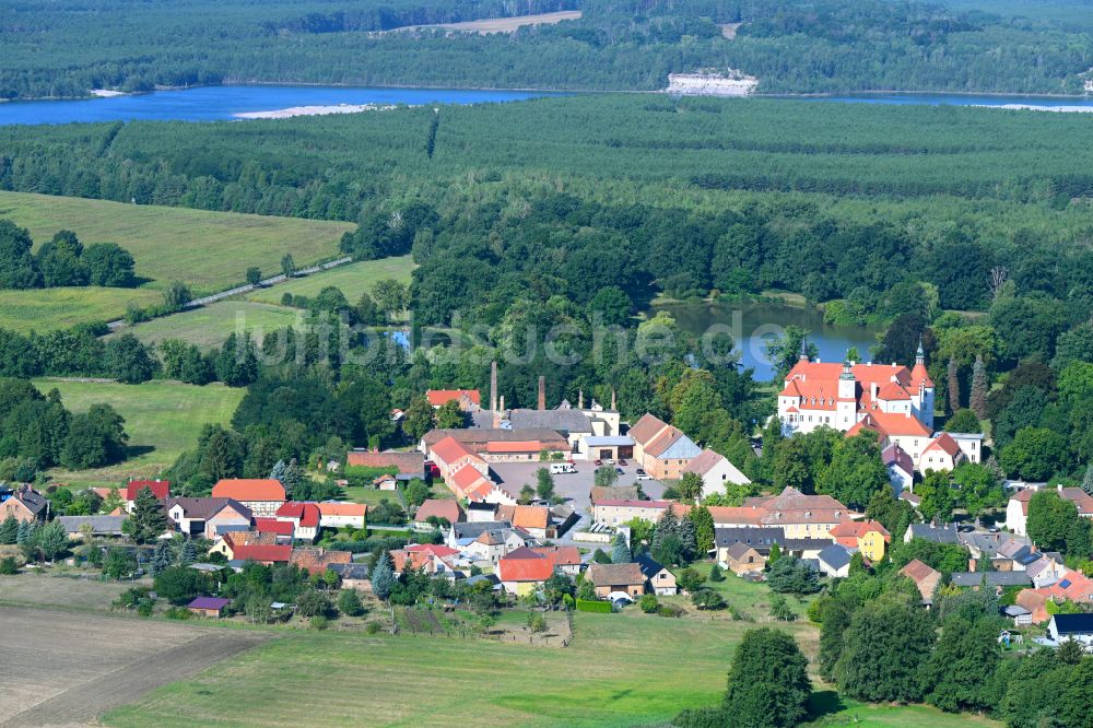 Luftaufnahme Fürstlich Drehna - Wassergraben mit Wasserschloss Schloss in Fürstlich Drehna im Bundesland Brandenburg, Deutschland