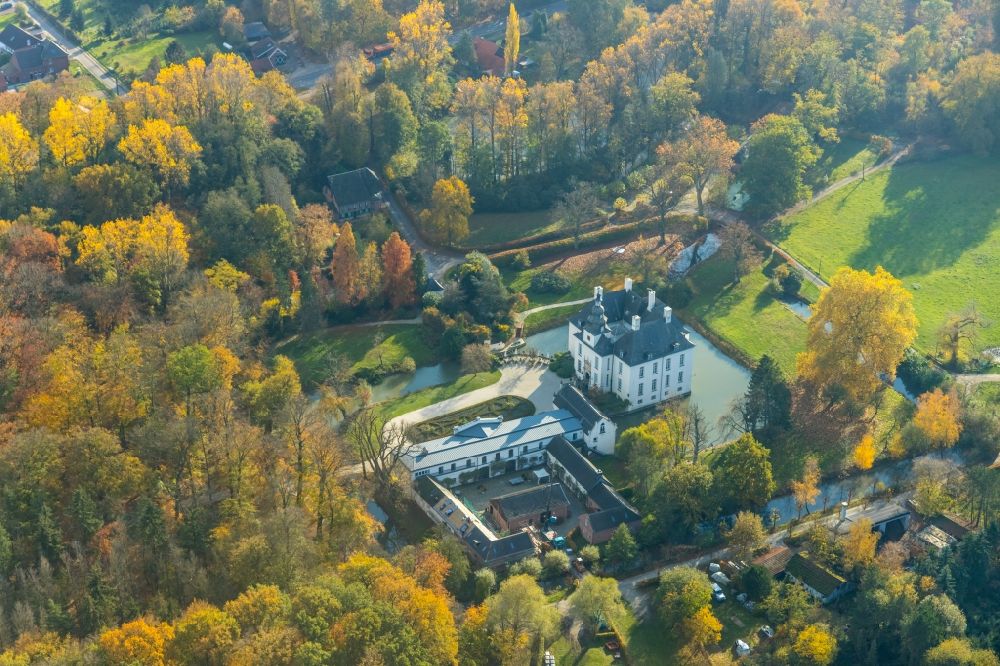 Hünxe von oben - Wassergraben mit Wasserschloß, Schloss Gartrop in Hünxe im Bundesland Nordrhein-Westfalen, Deutschland