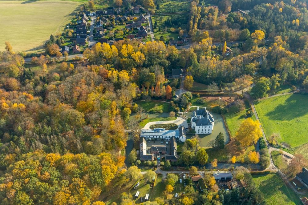 Hünxe aus der Vogelperspektive: Wassergraben mit Wasserschloß, Schloss Gartrop in Hünxe im Bundesland Nordrhein-Westfalen, Deutschland