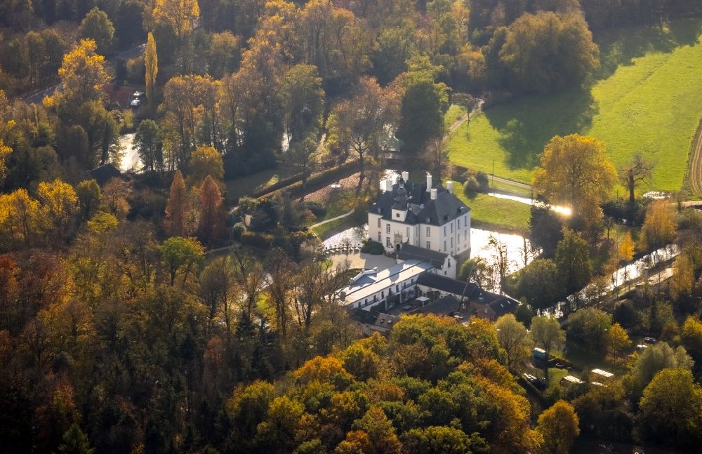 Luftaufnahme Hünxe - Wassergraben mit Wasserschloß, Schloss Gartrop in Hünxe im Bundesland Nordrhein-Westfalen, Deutschland