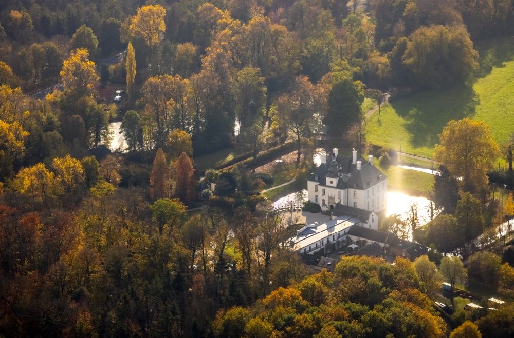 Luftbild Hünxe - Wassergraben mit Wasserschloß, Schloss Gartrop in Hünxe im Bundesland Nordrhein-Westfalen, Deutschland