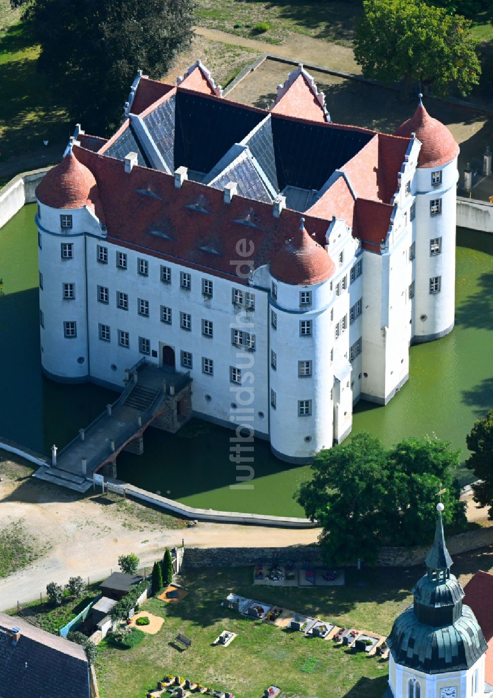 Luftaufnahme Großkmehlen - Wassergraben mit Wasserschloß Schloss in Großkmehlen im Bundesland Brandenburg, Deutschland