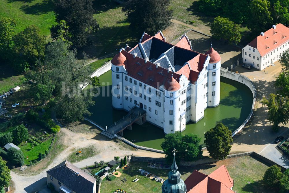 Großkmehlen von oben - Wassergraben mit Wasserschloß Schloss in Großkmehlen im Bundesland Brandenburg, Deutschland