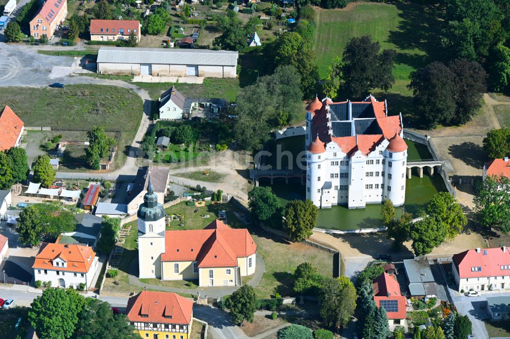 Luftbild Großkmehlen - Wassergraben mit Wasserschloß Schloss in Großkmehlen im Bundesland Brandenburg, Deutschland